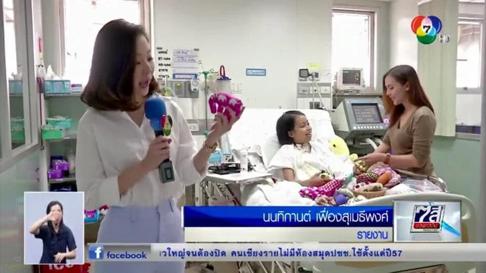 ภาพจิตอาสาคุณช้างจับมือ
