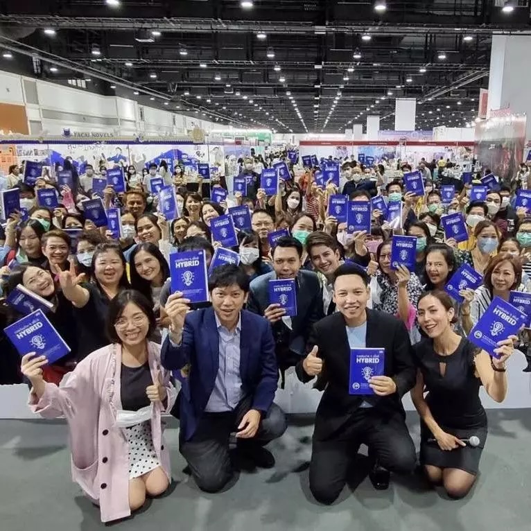 ภาพบรรยากาศผู้อ่านร่วมกิจกรรมและจองหนังสือ รวยหุ้นง่ายๆ สไตล์ HYBRID