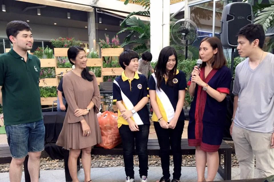 ภาพจิตอาสาคุณช้างจับมือ