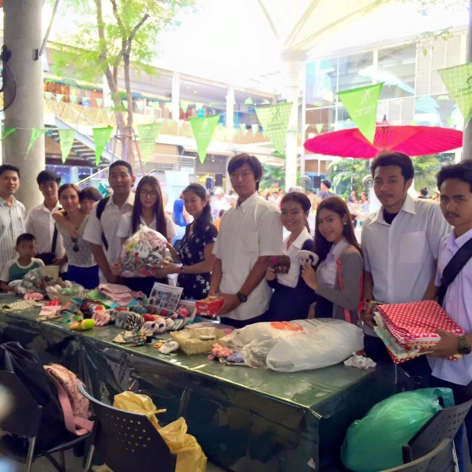 ภาพจิตอาสาคุณช้างจับมือ