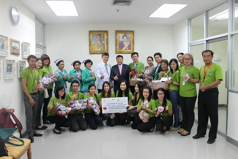 ภาพจิตอาสาคุณช้างจับมือ