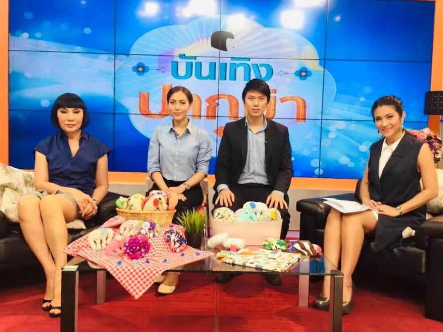 ภาพจิตอาสาคุณช้างจับมือ